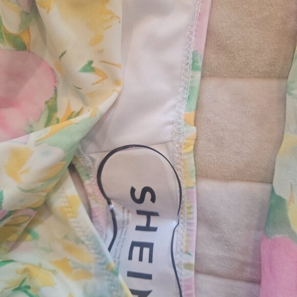 Swimsuit with cover skirt - Picture 3 of 5